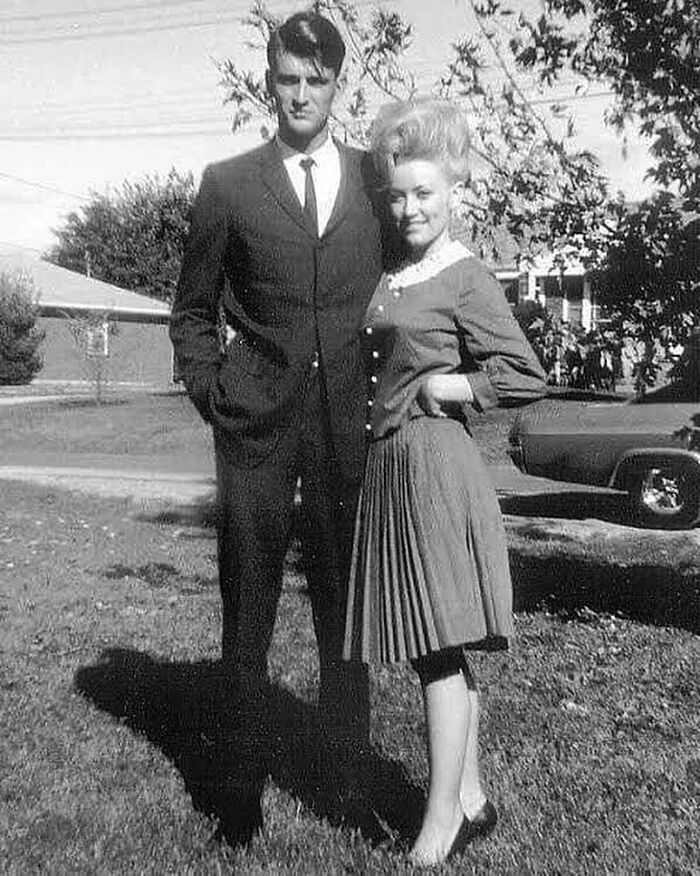 fascinating photos form history  - Dolly Parton And Her Husband Carl Dean In The 60s. They Have Now Been Married For Over 55 Years