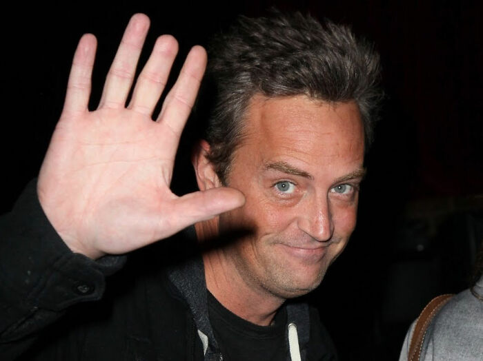 celebrity facts - Matthew Perry Is Missing Part Of His Middle Finger