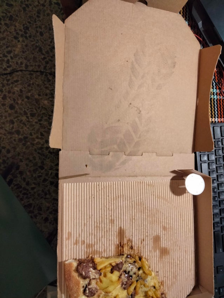 “Halfway into the pizza, noticed there’s a huge footprint inside the pizza box.”