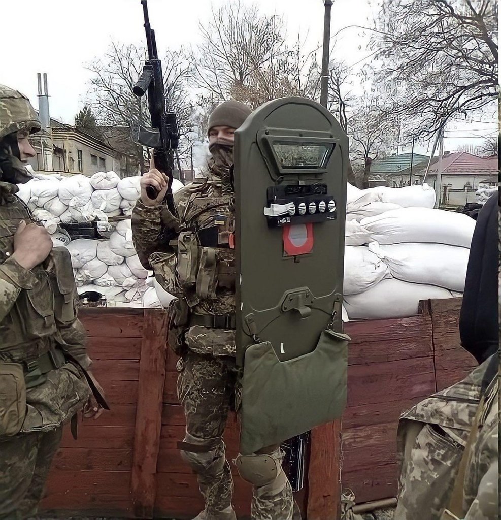 fascinating photos --  Ukrainian soldier captured Russian spetsnaz tseltium shield