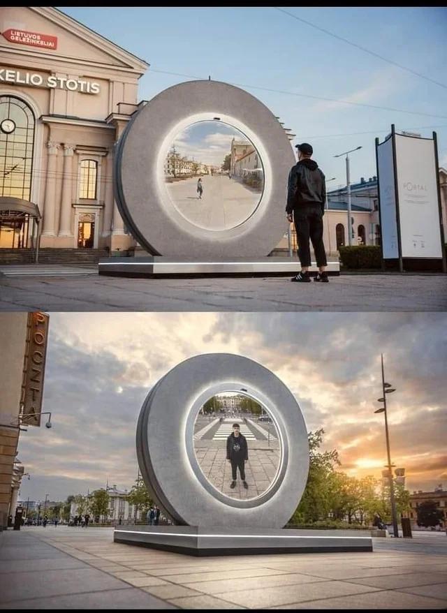 fascinating photos - Vilnius has put up a statue that offers a “portal” to the Polish city of Lublin, allowing people to see each other in real time