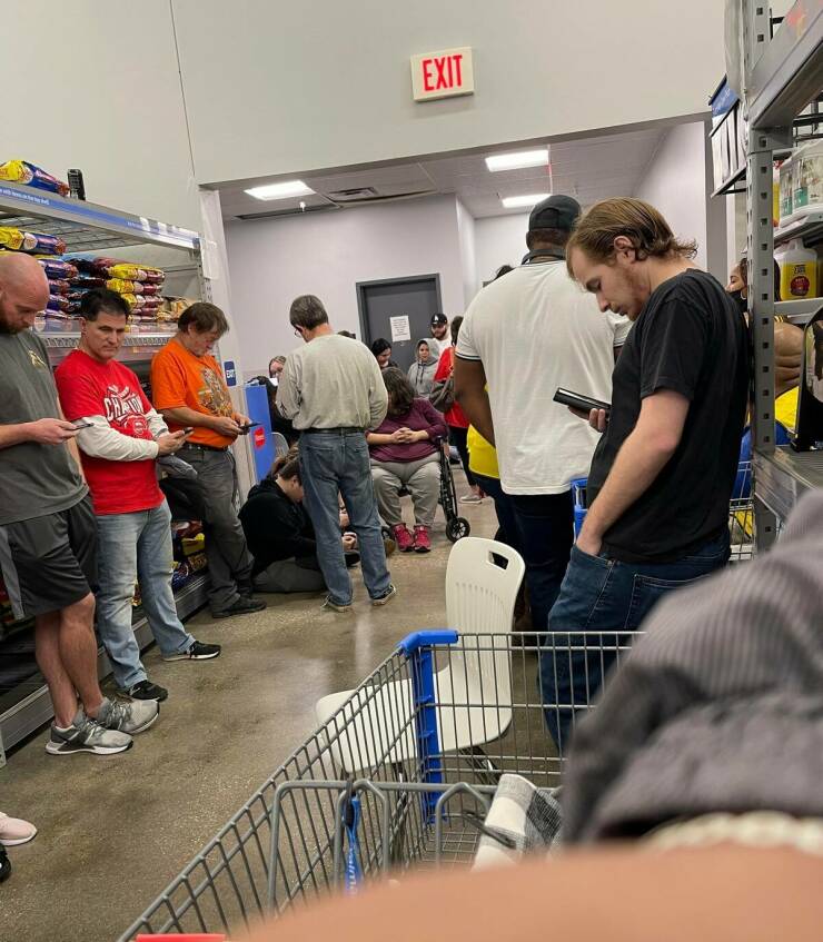 25 People Of Walmart In Their Natural Habitat