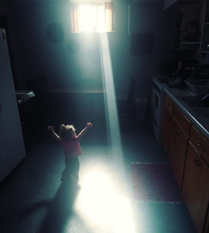 “My daughter praises the sunlight.”