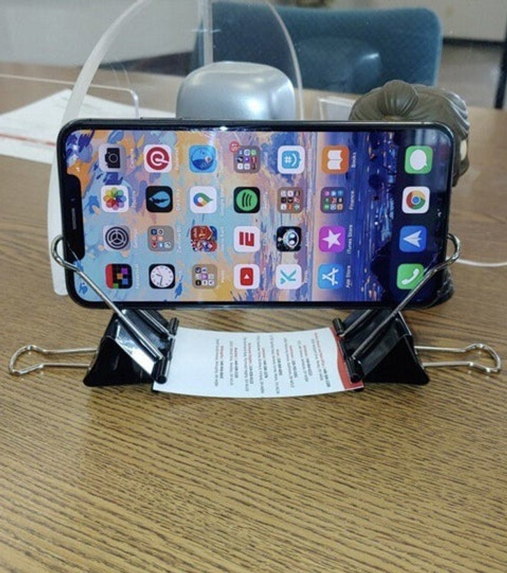 life hacks -  phone holder from binder clips