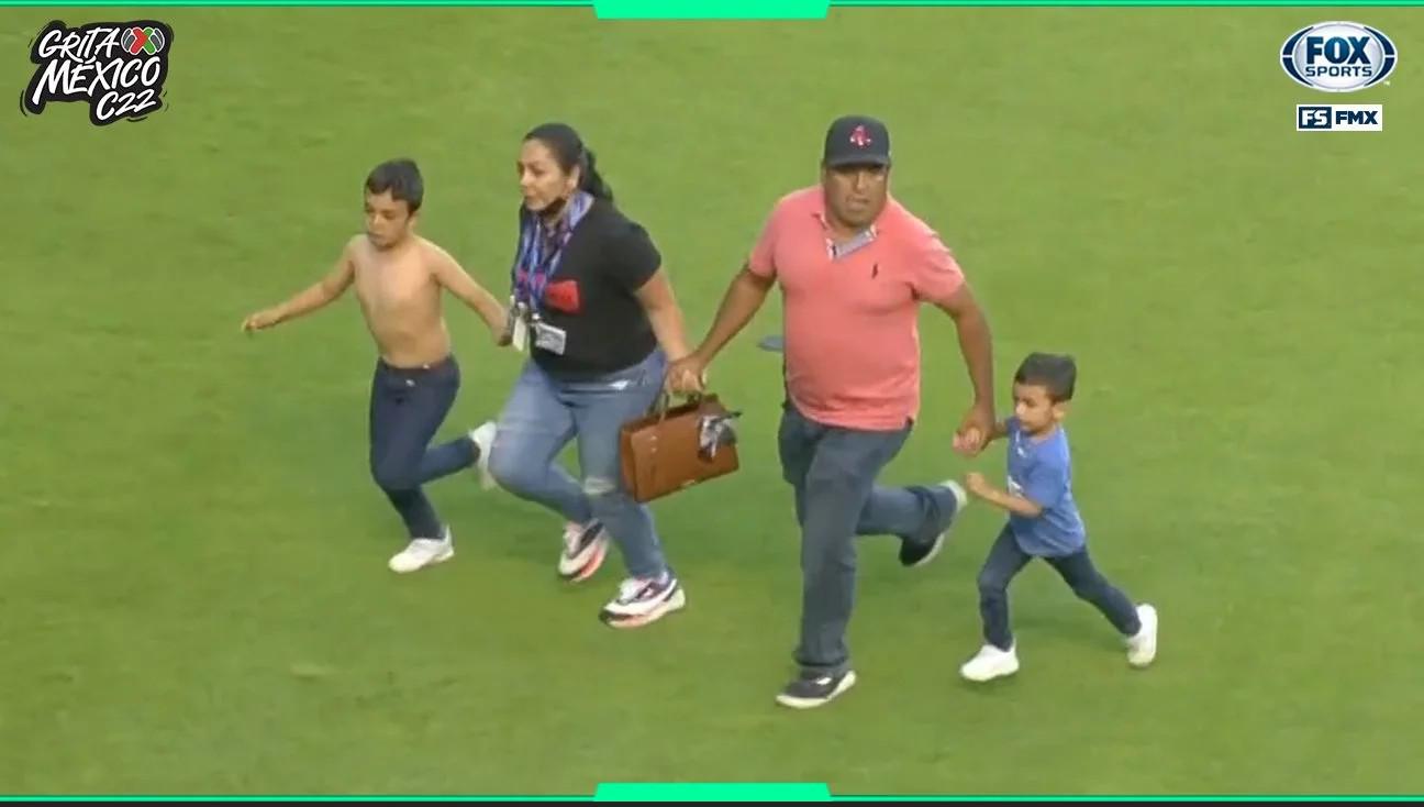 A family is trying to escape from the brawl in a soccer match in México. The child was wearing an opponent’s shirt and took it off to avoid being targeted. At least 17 dead.Hundreds of soccer fans rioted at Corregidora Stadium during a Mexican football ma