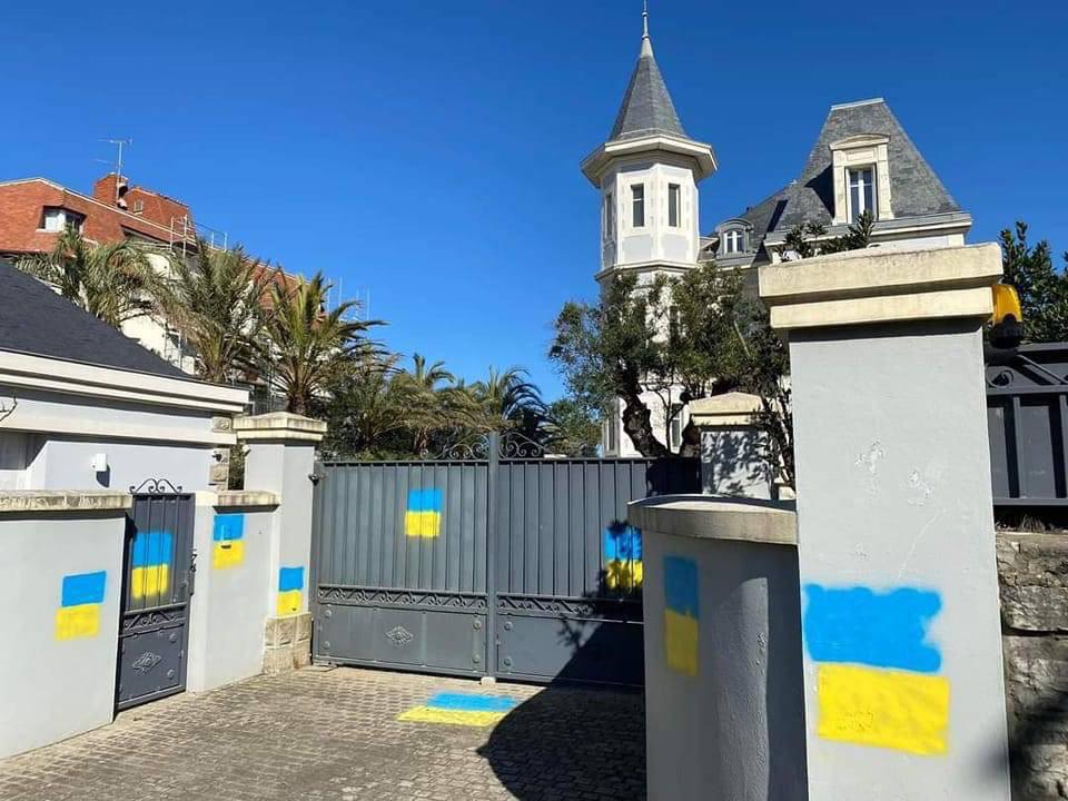 This is the fence of Putin’s daughter’s villa in Biarritz, France