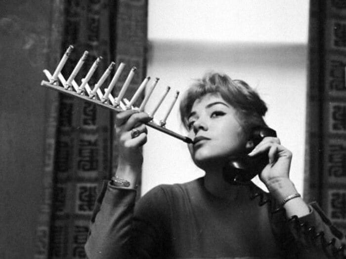 A 1955 device for smoking a whole pack of cigarettes at once