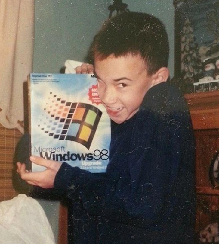 funny people - funny pics - windows 98 kid - Microsoft Windows 8 Upgrade