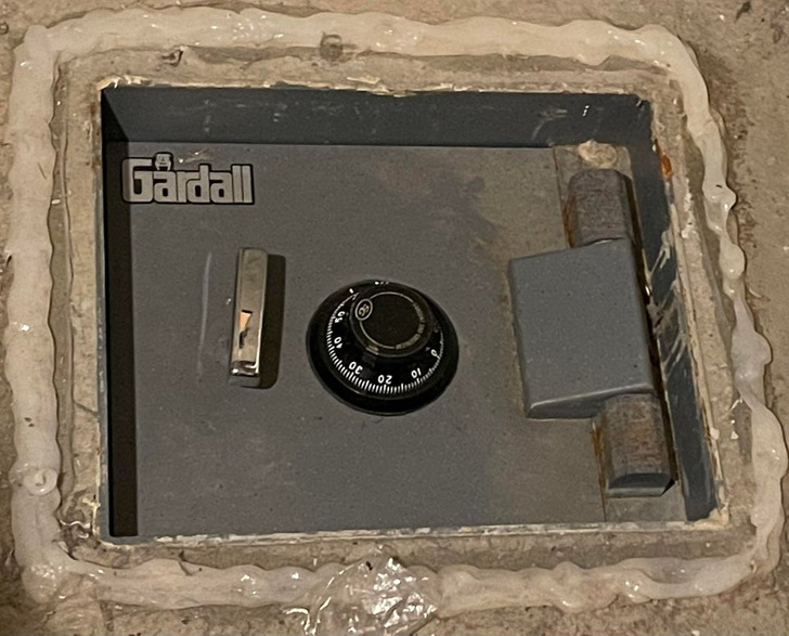 “I bought my house 6 months ago and found this hidden safe when removing an old stove that was left here.”