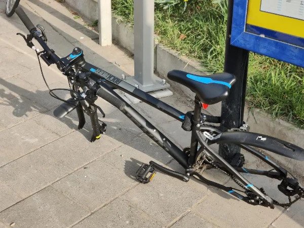 “Just arrived at my hometown and someone stole my bikes wheels now i gotta walk 6km with a bikeframe on my back.”