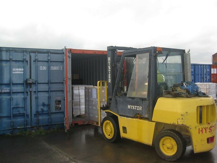 near death experiences - forklift loading to container - Clou 2506977 GESeaco mobilebox Ille grade Hyster It Hys