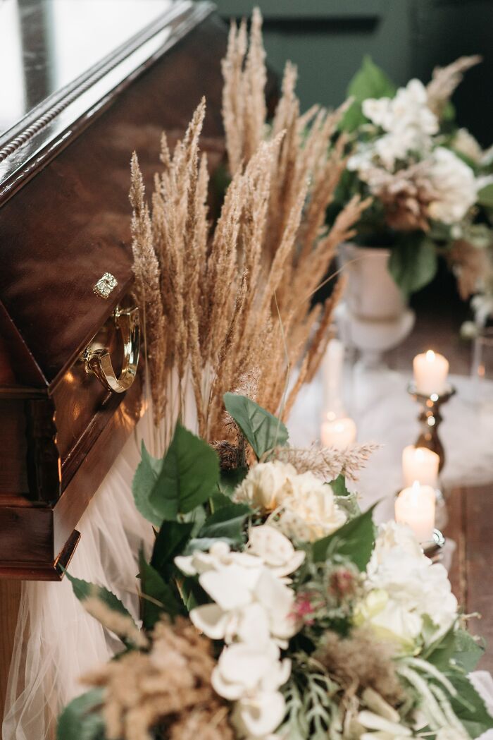 trashy wedding stories - flower bouquet