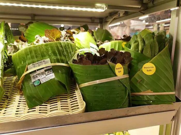 Thailand Supermarket Ditches Plastic Packaging For Banana Leaves