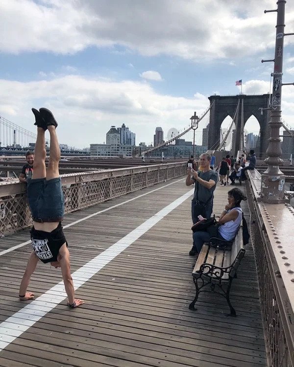 Influencers taking absurd pics - brooklyn bridge - co Stre Busy Com