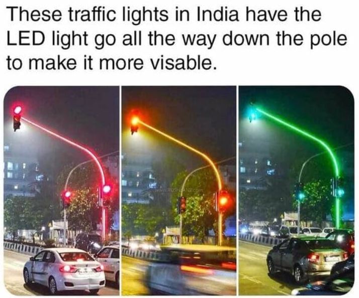 cool things - street light - These traffic lights in India have the Led light go all the way down the pole to make it more visable. Museo