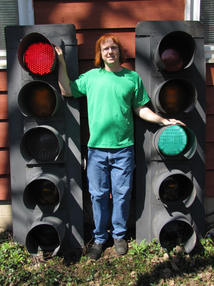 “Demonstrating how big traffic signals actually are”