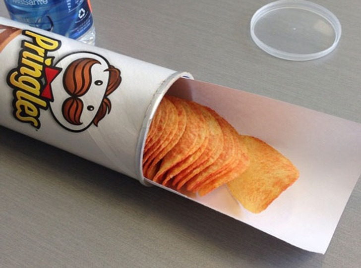life hacks - pringles with paper - O Guess Pringles