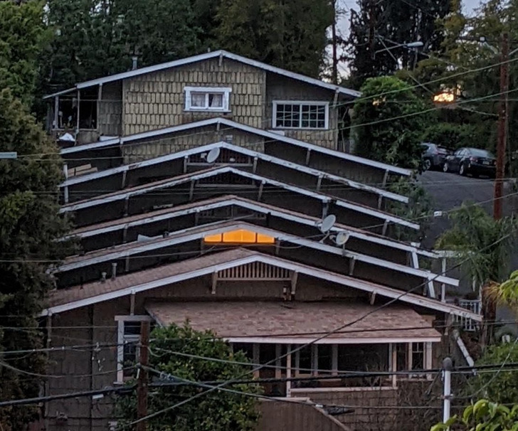 “This house I saw today had many roofs.”