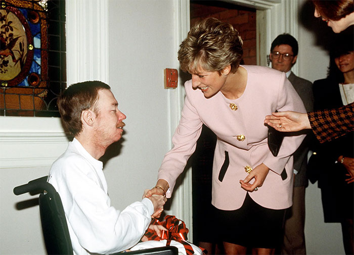fascinating photos - On April 9, 1987, Princess Diana of Wales was photographed shaking hands with an AIDS patient . The gesture challenged the once common belief that the disease could be transmitted by touch.
