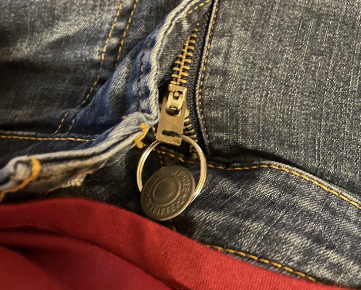 easy life hacks - Zipper always falling down? Use a key ring to keep it up!
