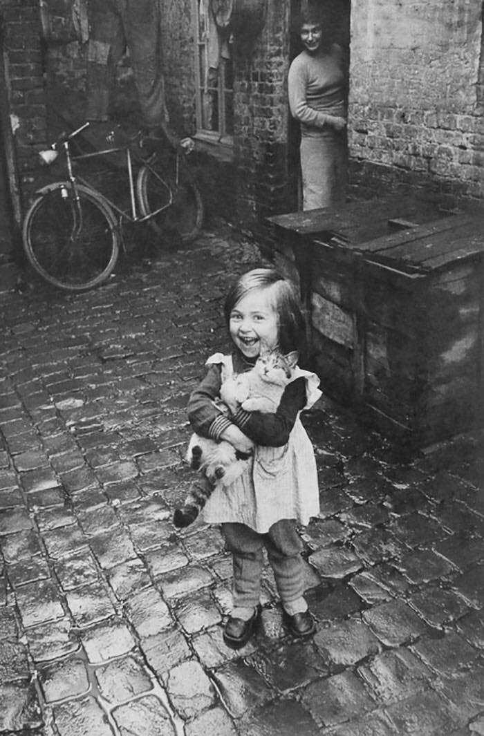 historical photos - happy french girl and her cat