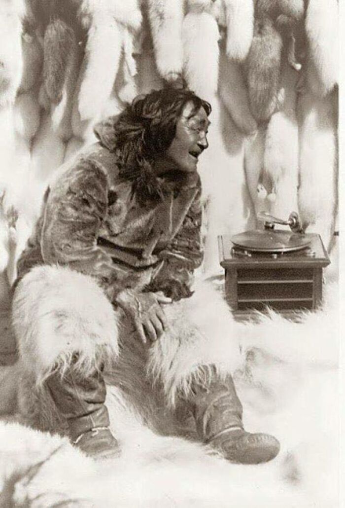 historical photos - eskimo listening to music on a gramophone 1922