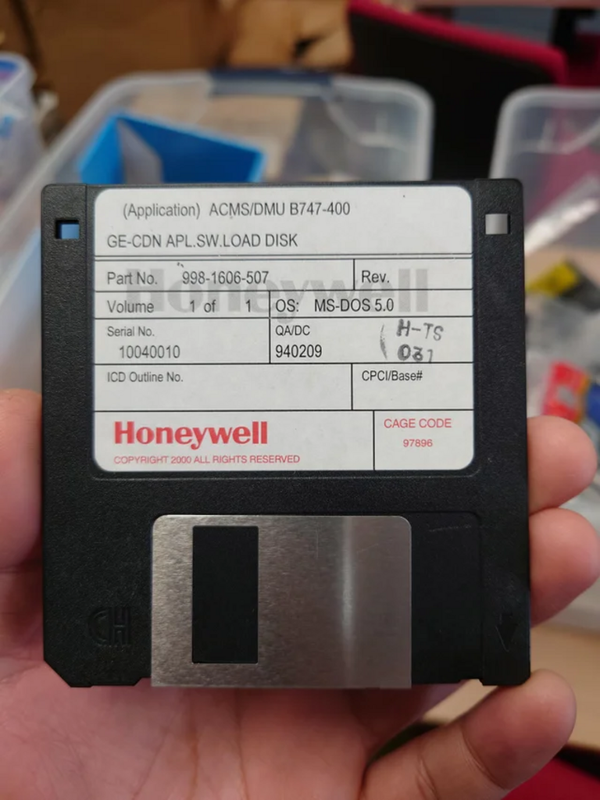 fascinating photos - Software updates for Boeing 747-400 are carried out via floppy disk.