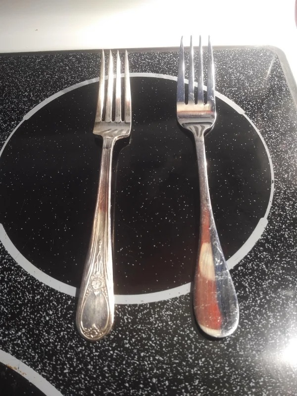 fascinating photos - The difference in appearance between a silver fork (left) and a stainless steel fork (right)