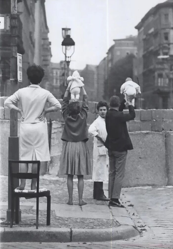 Perfectly Timed Historical Photos - berlin wall families separated