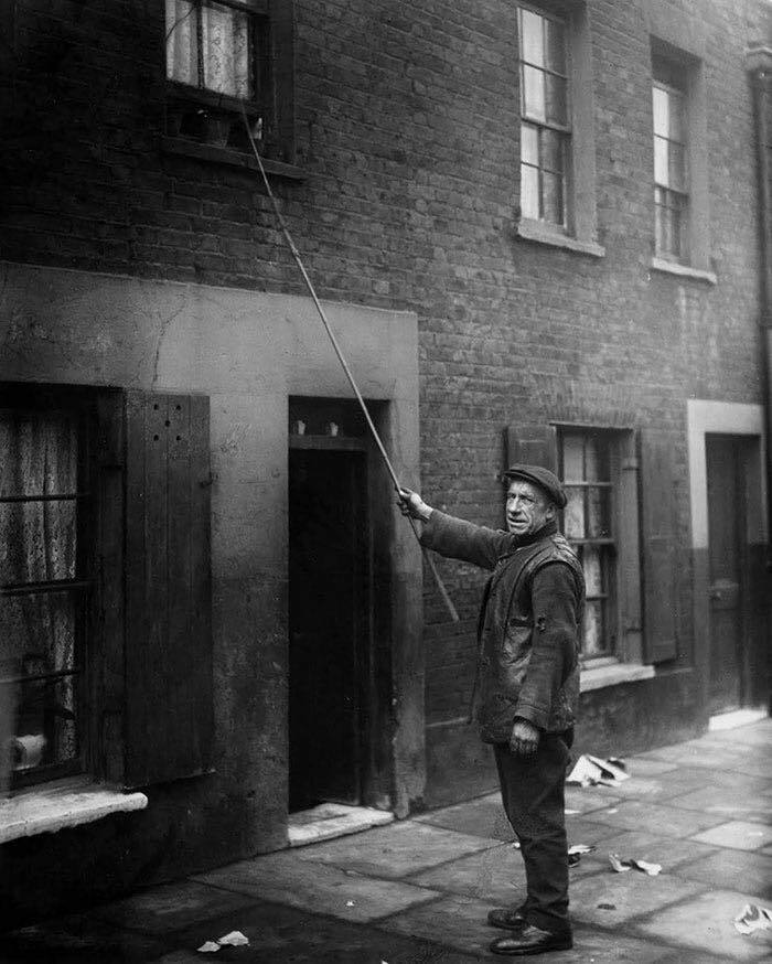 Perfectly Timed Historical Photos - knocker up
