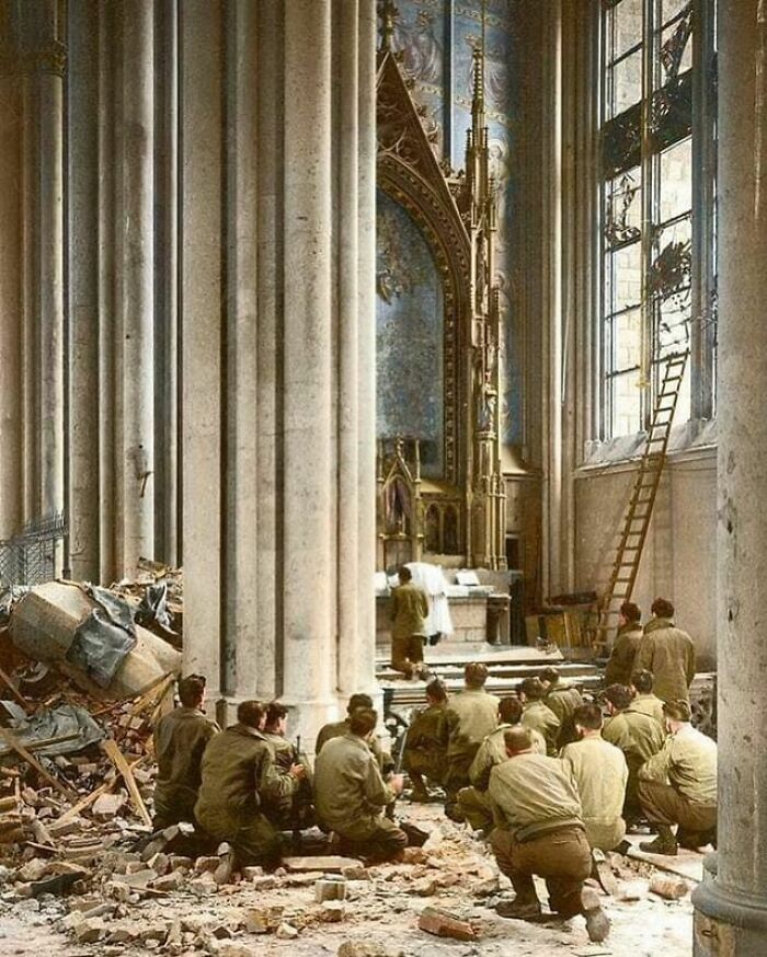 Perfectly Timed Historical Photos - american soldiers cologne cathedral