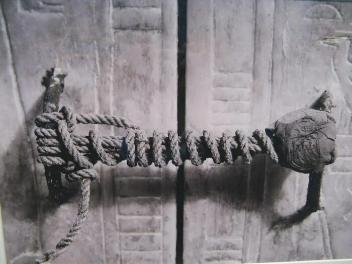 Perfectly Timed Historical Photos - tutankhamun seal - H
