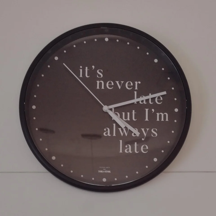design fails - clock - it's never late always late Tok Stor ut I'm