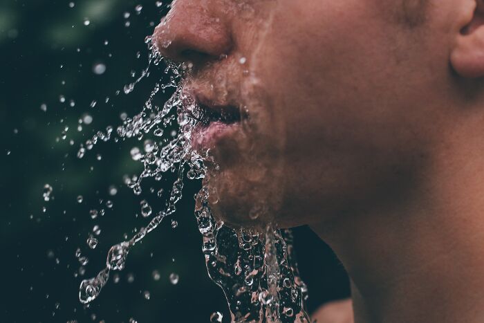 body facts - face splashed with water