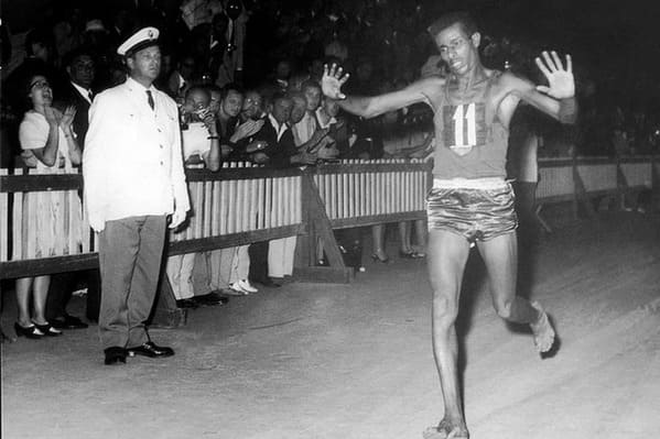 pictures from history - Abebe Bikila Breaking The World Marathon Record, Barefoot, 1960