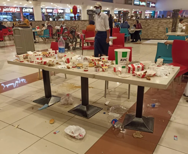 infuriating things - family making a mess at food court