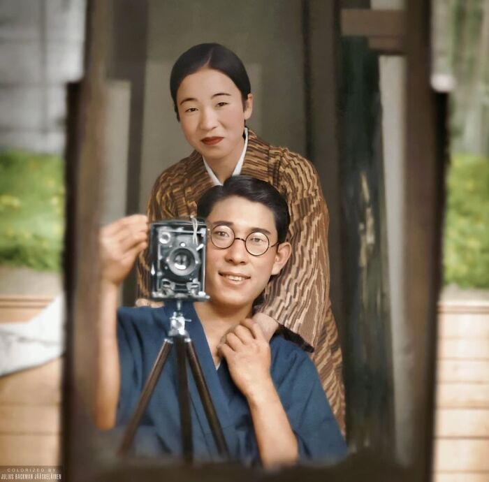 historical photos - colorized - japanese couple selfie 1920