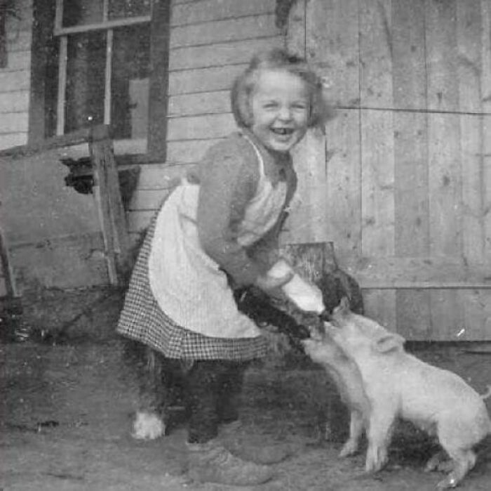 historical pictures - farm child girl farm vintage photograph 1930s