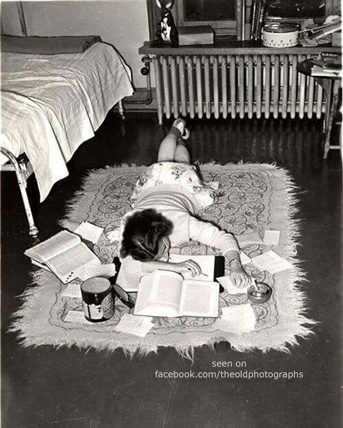 historical pictures - vintage studying - seen on facebook.comtheoldphotographs