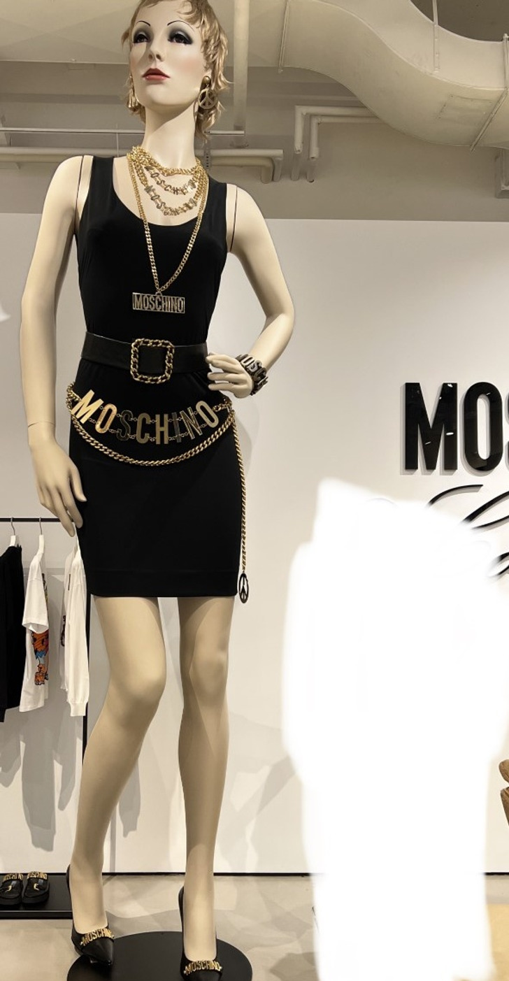 amazing discoveries - oddities - fashion model - Moschino Moschino Mosch Mosching Ust Mo