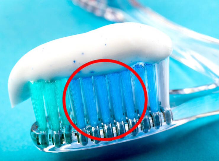 Here’s how to know if your toothbrush needs a replacement. Take a look at the blue-colored bristles on a toothbrush — when the color fades because of use, it means you need a new one.