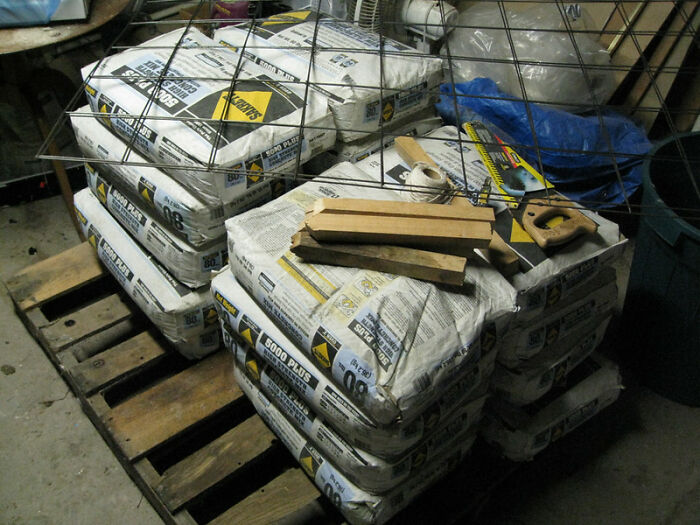 The bags of cement are not filled by a robot. A person handles every bag. I can fill 2500 bags in an
8 hour shift.