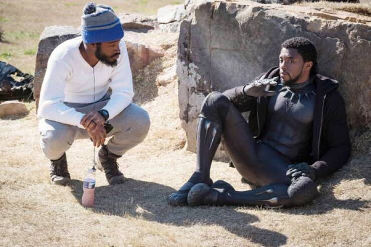 behind the scenes movies - And director Ryan Coogler doesn't mind squatting for a chat with Chadwick Boseman while shooting Black Panther (2018). (T'Challa in a hoodie?! He looks so comfy!!!)