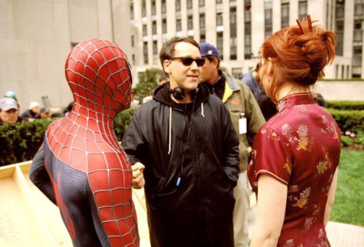 behind the scenes movies - And director/writer Sam Raimi chats with Tobey Maguire and Kirstin Dunst on a New York City rooftop while shooting Spider-Man (2002).