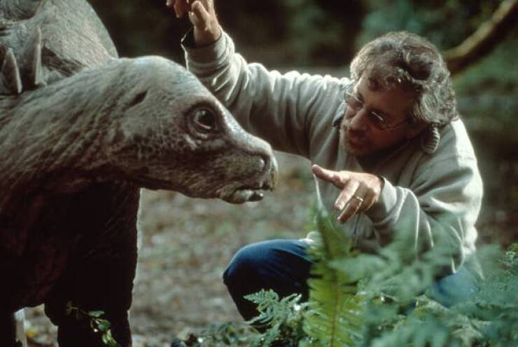 behind the scenes movies - Director Steven Spielberg gives some very important notes on how to dinosaur to a dinosaur on the set of The Lost World: Jurassic Park (1997).