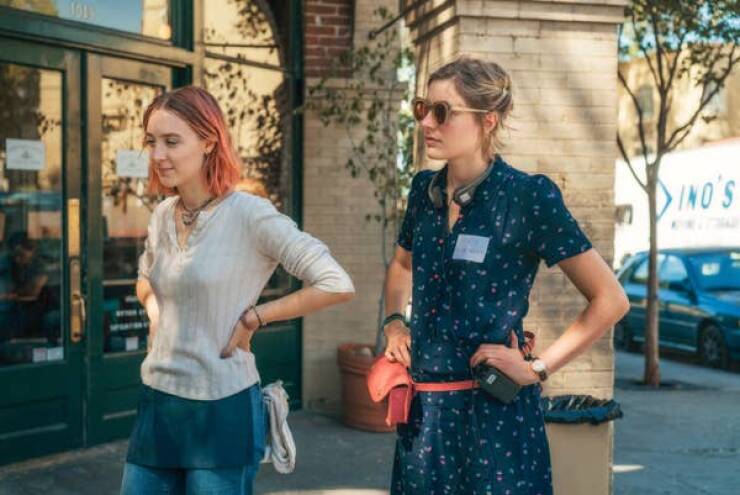 behind the scenes movies - Director Greta Gerwig and Saoirse Ronan pose identically on the set of Lady Bird (2017).