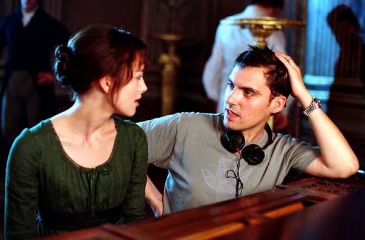 behind the scenes movies - Kiera Knightly listens intently while director Joe Wright plans his next shot in Pride & Prejudice (2005) — and, let's be real, he's probably talkin' a little trash about Mr. Darcy.