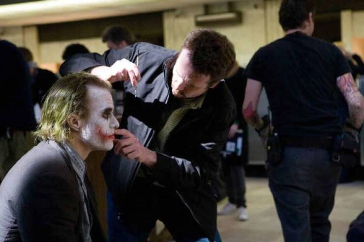 behind the scenes movies - Heath Ledger's Joker gets a mid-day touch-up from make-up artist John Caglione Jr. while shooting The Dark Knight (2008).