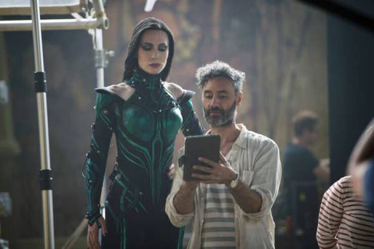 behind the scenes movies - Last, but certainly not least: Cate Blanchett looks on as director Taika Waititi shows her some shots on set of Thor: Ragnarok (2017). Y'all, this is my favorite meme layout. Excellent.