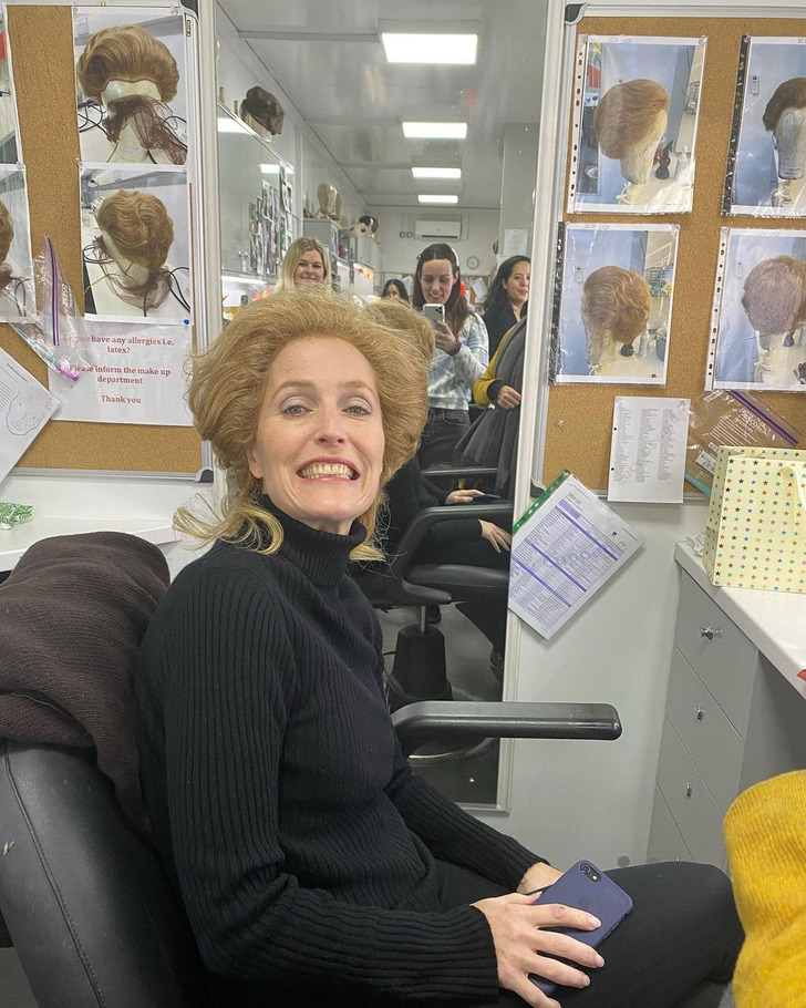 behind the scene movie photos - gillian anderson the crown maquillage - have any allergies Le. latex? Please inform the make up department Thank you 00 Bers Lol piensan